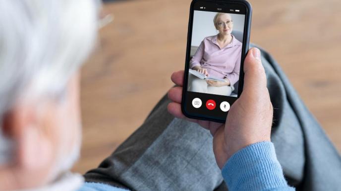 Finding smartphones that's best for seniors can be tricky, mainly if you're not accustomed to this technology. Pictured: Two elderly women on a video call. PHOTO: Freepik