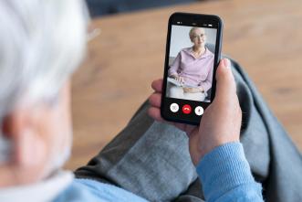 Finding smartphones that's best for seniors can be tricky, mainly if you're not accustomed to this technology. Pictured: Two elderly women on a video call. PHOTO: Freepik