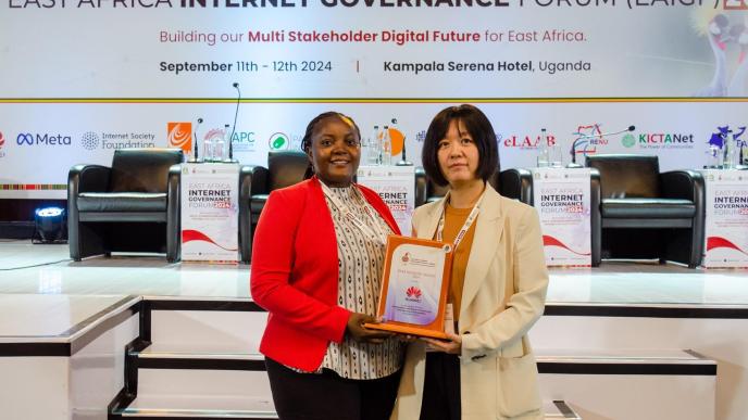 Ms. Zhangdongxia (right), Chief Cybersecurity Officer of Huawei Southern Africa shows off Huawei's Eastern Africa Cybersecurity Leadership and Innovation award which was won at the East Africa Internet Governance Forum.