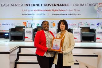 Ms. Zhangdongxia (right), Chief Cybersecurity Officer of Huawei Southern Africa shows off Huawei's Eastern Africa Cybersecurity Leadership and Innovation award which was won at the East Africa Internet Governance Forum.