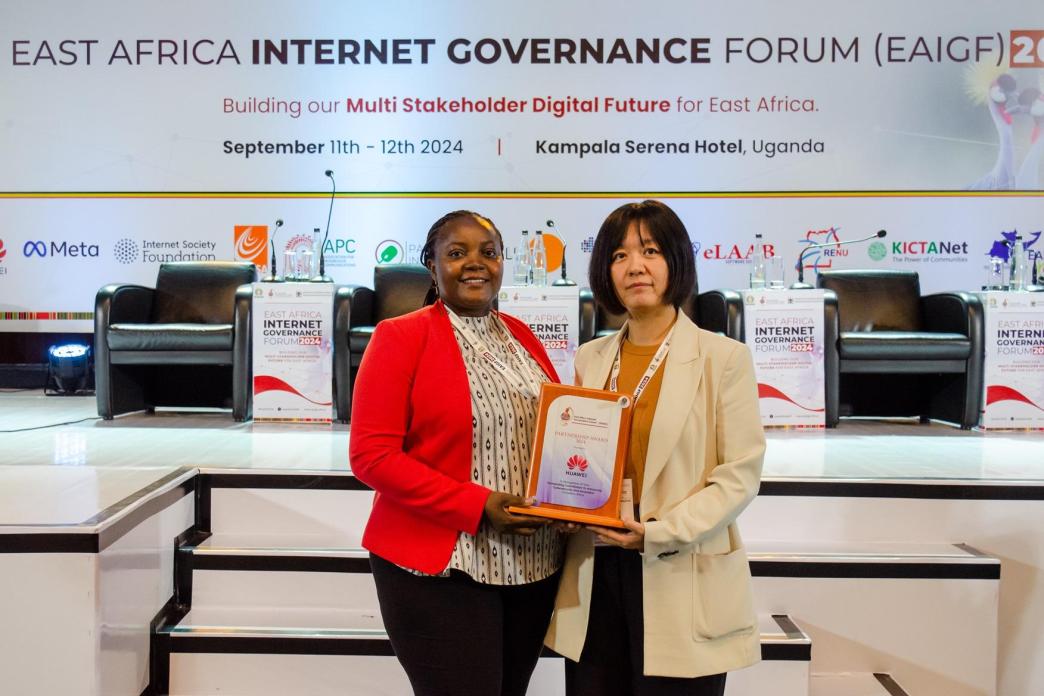 Ms. Zhangdongxia (right), Chief Cybersecurity Officer of Huawei Southern Africa shows off Huawei's Eastern Africa Cybersecurity Leadership and Innovation award which was won at the East Africa Internet Governance Forum.