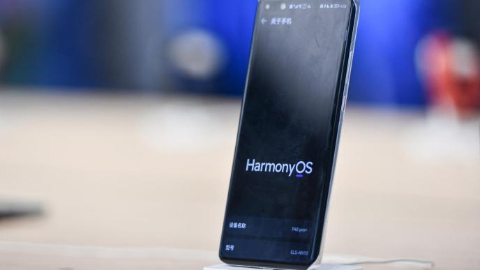 Posed by the US government’s inclusion of Huawei Technologies Co. on its Entity List, in August 2019, the company embraced HarmonyOS as its proprietary Android alternative. Pictured: A Huawei smartphone with the HarmonyOS operating system displayed at a Huawei store in Shenzhen, China. (Photo by AFP) / China OUT