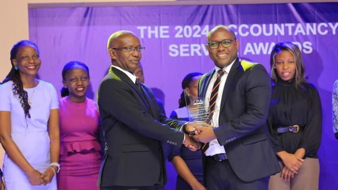 Chairman of the Board of Directors at Eagle Air Ltd, Ben Patrick Kagoro (L), handing over the Finance Team of the Year Accolade to PostBank Uganda’s Chief Finance Officer, CPA Peter Ssenyange (R).