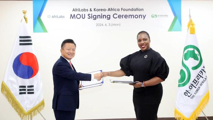 President of the Korea-Africa Foundation, Lyeo Woon-ki (left) and Anna Ekeledo (right), Executive Director of AfriLabs shake hands after signing an MoU to bridge the gap between Korean and African startups by leveraging each other's expertise and resources. COURTESY PHOTO