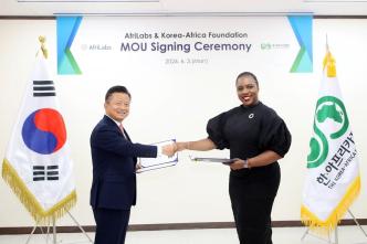 President of the Korea-Africa Foundation, Lyeo Woon-ki (left) and Anna Ekeledo (right), Executive Director of AfriLabs shake hands after signing an MoU to bridge the gap between Korean and African startups by leveraging each other's expertise and resources. COURTESY PHOTO