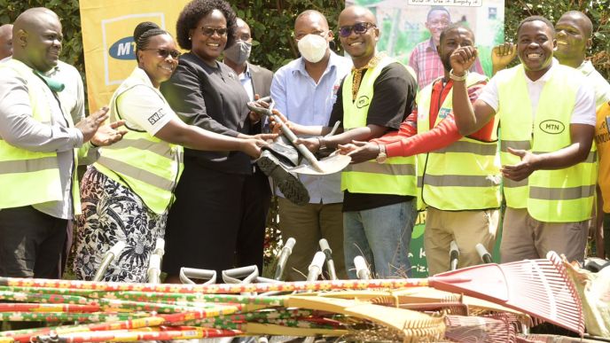 The Executive Director of Kampala Capital City Authority (KCCA), Dorothy Kisaka (3L) presided over the Makindye MTN Uganda 21 Days of Y'ello Care campaign.