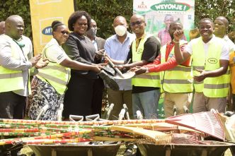 The Executive Director of Kampala Capital City Authority (KCCA), Dorothy Kisaka (3L) presided over the Makindye MTN Uganda 21 Days of Y'ello Care campaign.