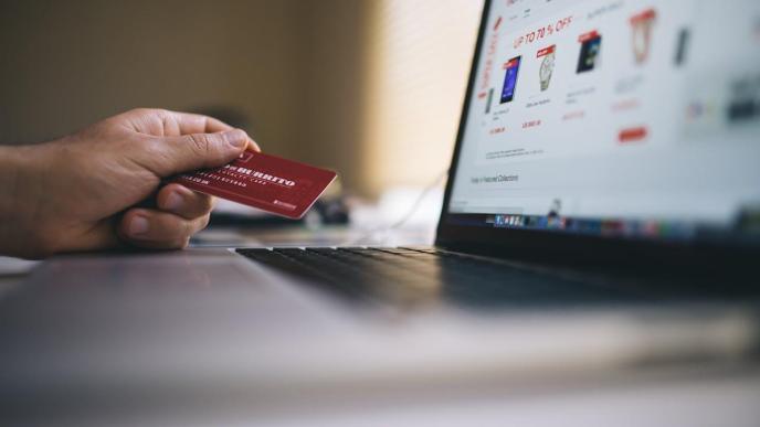 In the era of smart technologies, it’s time to turn to smart shopping by making the best use of credit cards. PHOTO: Negative Space/Pexels