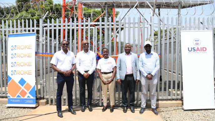 Daniele Nyirandutiye, (C), USAID/Uganda Mission Director, Roger Sekaziga, (2nd L), CEO Roke Telkom, Eng. Mujuni B Arnold, (2nd R), Ag. Head Uganda Communications Universal Service and Access Fund (UCUSAF), Uganda Communications Commission pose for a phot with other Roke Telkom staff member during the official launch of a new telecommunications site in Yumbe, Uganda.