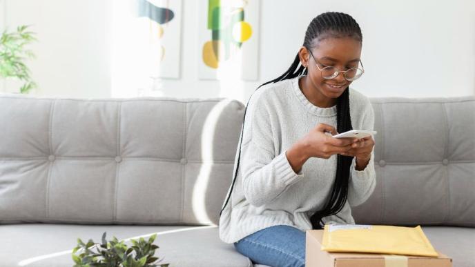 A woman taking pictured of her products to sell online. PHOTO: Freepik