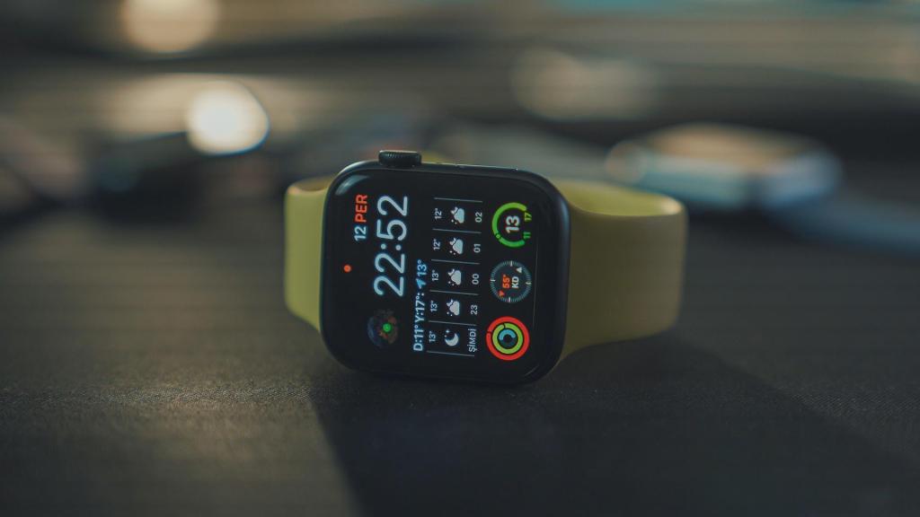 Smartwatches have now evolved into essential fashion accessories that both men and women integrate into their everyday lives. PHOTO: Onur Binay / Unsplash