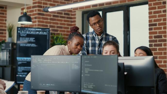 Software developers pictured brainstorming while looking at code on their computer screens. PHOTO: DCStudio / Freepik