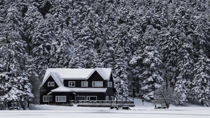 Winter home. (PHOTO: Burak Kostak/Pexels)