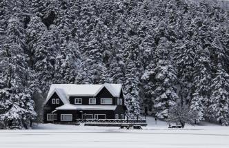 Winter home. (PHOTO: Burak Kostak/Pexels)