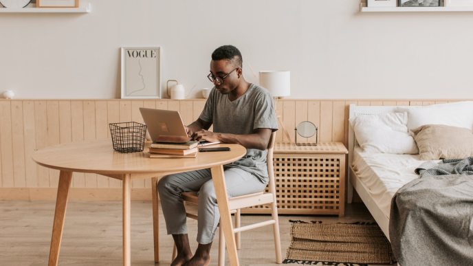 Employees working remotely find themselves working after-hours without being incentivized by their managers. (PHOTO: Vlada Karpovich/Pexels)